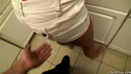 Мыла посуду, помоет и член мужа