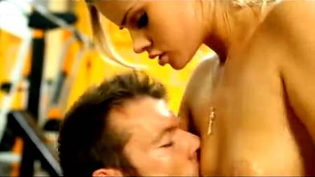 Отличная сексуальная разминка в спортзале