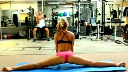 Отличная сексуальная разминка в спортзале