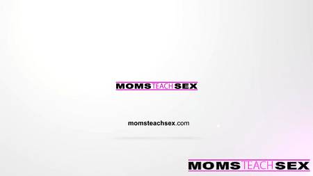 Мама с дочкой эротично встретили молодого кавалера