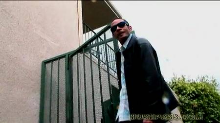 Огромный ствол - пропуск в любые двери!