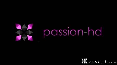 Качественный жеребец снимает напряжение с тела брюнетки