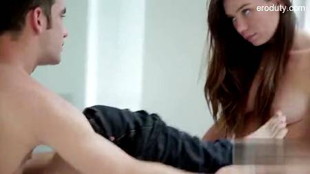 Сладкие любовники практикуют нежный домашний секс