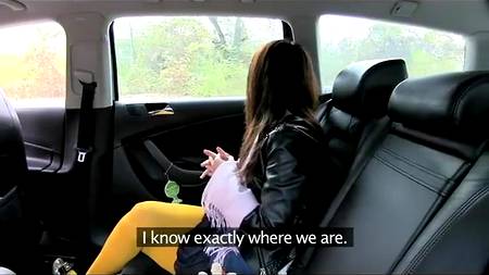 Нежная азиатка ублажила водителя такси на заднем сидении