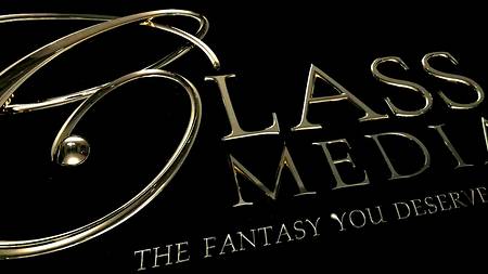 Старый дед ебет во дворе молодую стройную девку с большой грудью