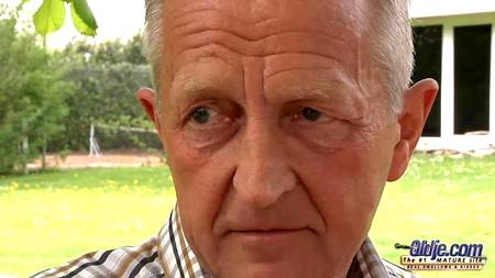 Старый дед ебет во дворе молодую стройную девку с большой грудью