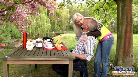 Старый дед ебет во дворе молодую стройную девку с большой грудью