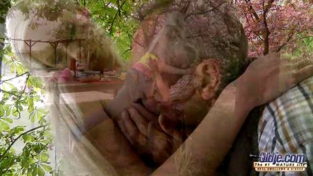 Старый дед ебет во дворе молодую стройную девку с большой грудью