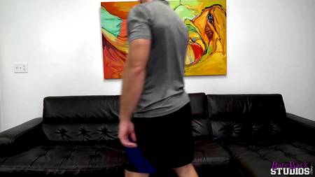 Крепкие мужики растягивают узкую задницу стройной брюнетке