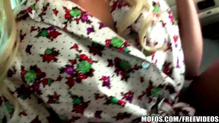 Две сучки отдались своему распутному другу перед сном