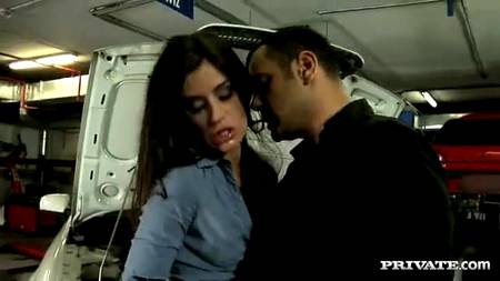 Накачанный механик потрахал в мастерской клиентку