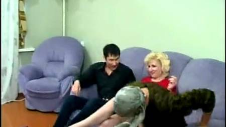 Белокурая женщина пригласила домой озабоченных приятелей