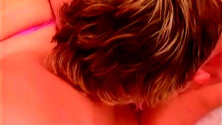 Белокурая старушка в розовом белье соблазняет парня