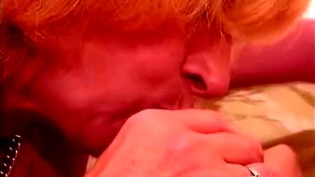 Белокурая старушка в розовом белье соблазняет парня