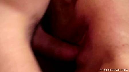 Сексуальная старушка отдалась в постели молодому ухажеру