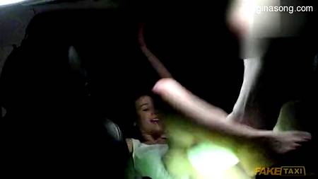 Двое коллег страстно расслабились в обеденный перерыв