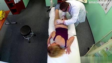 Врач в возрасте захотел чпокнуть милую пациентку