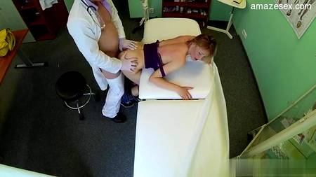 Врач в возрасте захотел чпокнуть милую пациентку