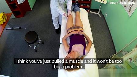 Врач в возрасте захотел чпокнуть милую пациентку