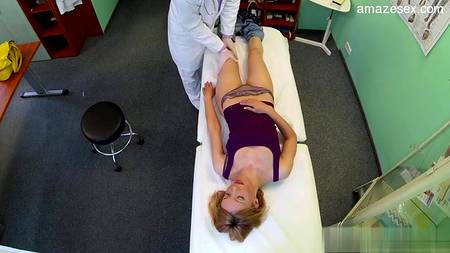 Врач в возрасте захотел чпокнуть милую пациентку