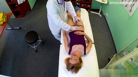 Врач в возрасте захотел чпокнуть милую пациентку