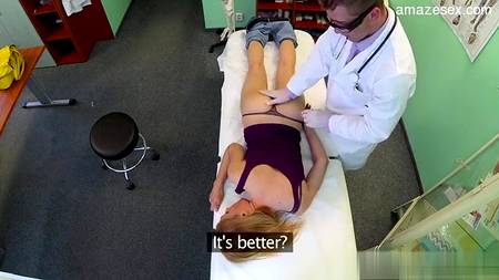 Врач в возрасте захотел чпокнуть милую пациентку