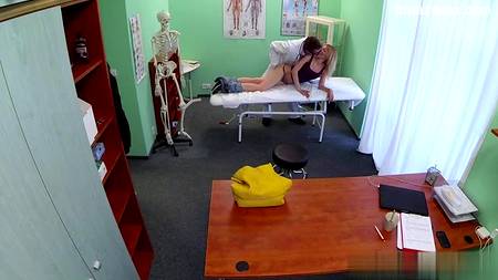 Врач в возрасте захотел чпокнуть милую пациентку