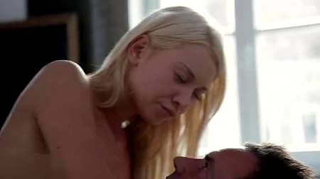 Супружская пара радуется нежному утреннему сексу