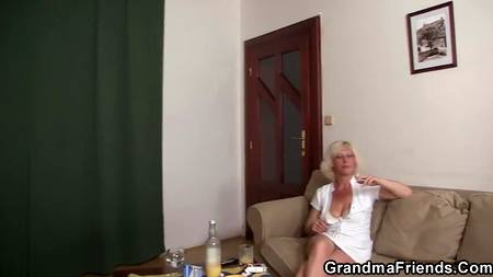 Два мужика разминают свою озабоченную подружку