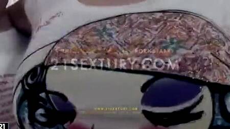 Мужик засовывает в жопу девки пробку и жестко её трахает