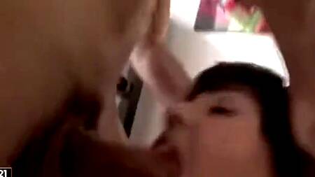 Мужик засовывает в жопу девки пробку и жестко её трахает