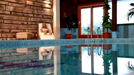 Мускулистый любовник расслабил стройную блондинку