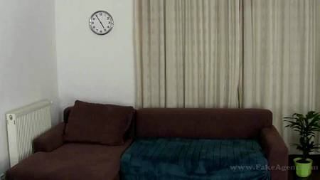 Аппетитная лярва показала домашний стриптиз супругу