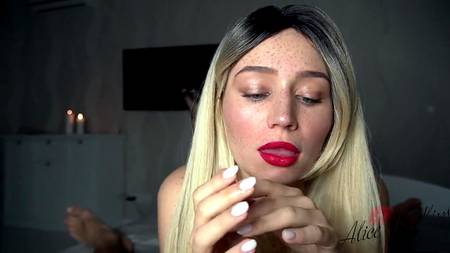 Красивая блондиночка нежно сосет пульсирующий хуй от первого лица