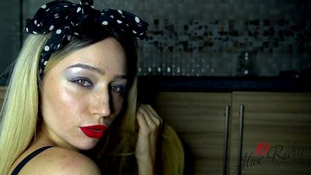 Чувак накончал полный рот спермы красивой светловолосой девушке