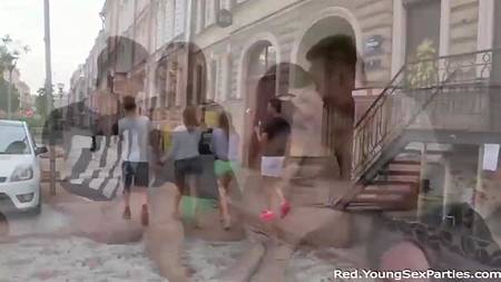 Две парочки договорились устроить классную оргию