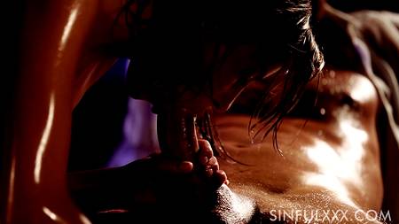 Фантастический секс в масле с роскошной грудастой брюнеткой