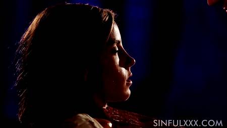 Фантастический секс в масле с роскошной грудастой брюнеткой