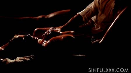 Фантастический секс в масле с роскошной грудастой брюнеткой