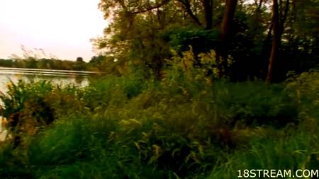 Деревенская парочка вышла в поле, чтобы потрахаться