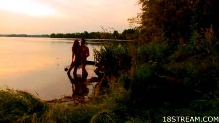 Деревенская парочка вышла в поле, чтобы потрахаться