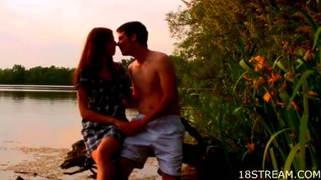 Деревенская парочка вышла в поле, чтобы потрахаться