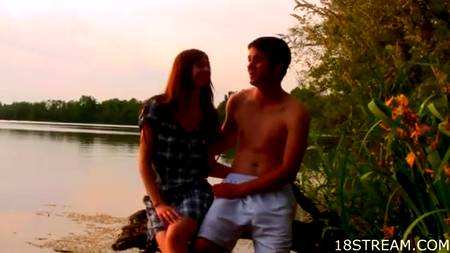 Деревенская парочка вышла в поле, чтобы потрахаться