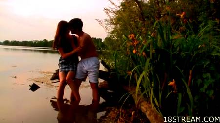 Деревенская парочка вышла в поле, чтобы потрахаться