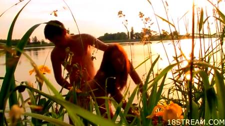 Деревенская парочка вышла в поле, чтобы потрахаться