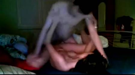 Молодые любовники занялись съемкой домашнего видео