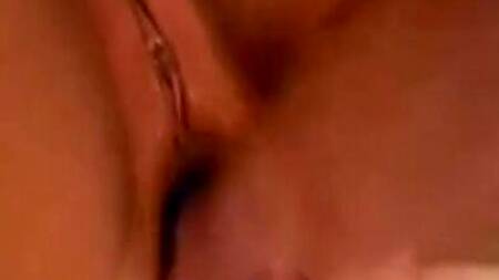 Мужик связывает жену и играется вибраторами с её пиздой