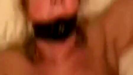 Мужик связывает жену и играется вибраторами с её пиздой