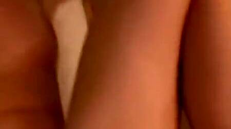 Мужик связывает жену и играется вибраторами с её пиздой