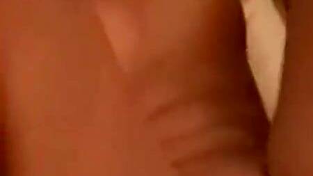 Мужик связывает жену и играется вибраторами с её пиздой